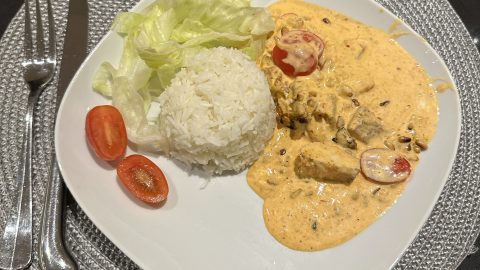 Ajvarkyckling med pinjenötter