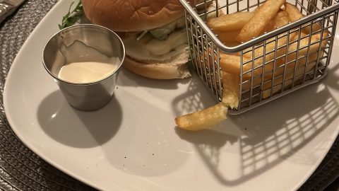 Halloumiburgare med srirachamajonnäs