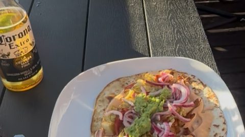 Crispy Chicken Tacos med spetskål, picklad rödlök, guacamole & Gochujang-majo
