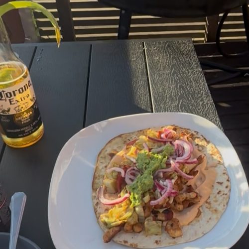 Crispy Chicken Tacos med spetskål, picklad rödlök, guacamole & Gochujang-majo