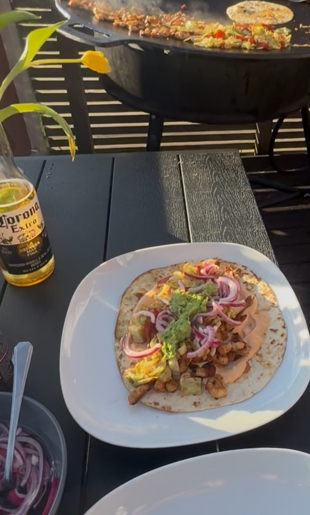 Crispy Chicken Tacos med spetskål, picklad rödlök, guacamole & Gochujang-majo